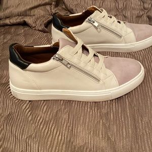 Report size 8 sneakers